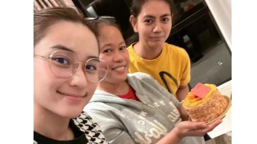 何超莲|何超莲为照顾自己20年的保姆过生日，贴心送蛋糕，感情胜似亲人