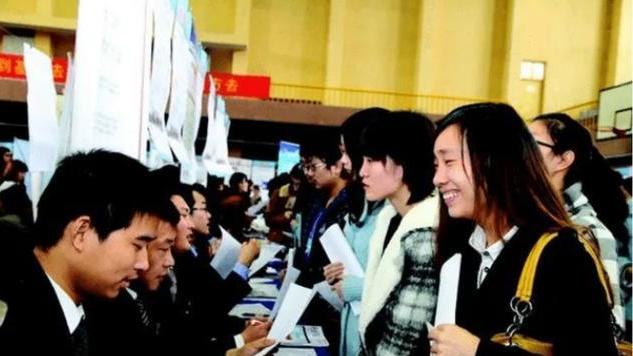 招聘|应届毕业生就业率降到“冰点”，一教授直言：进厂打工吧，不丢人