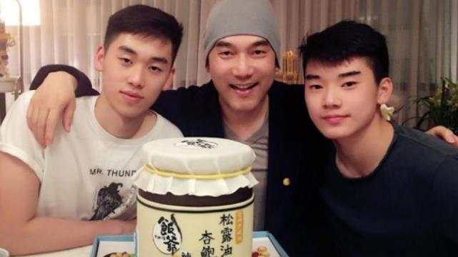 林依轮|林依轮22岁儿子搂洋人女友合照，长发耳钉太扎眼，颜值被嘲不如爹