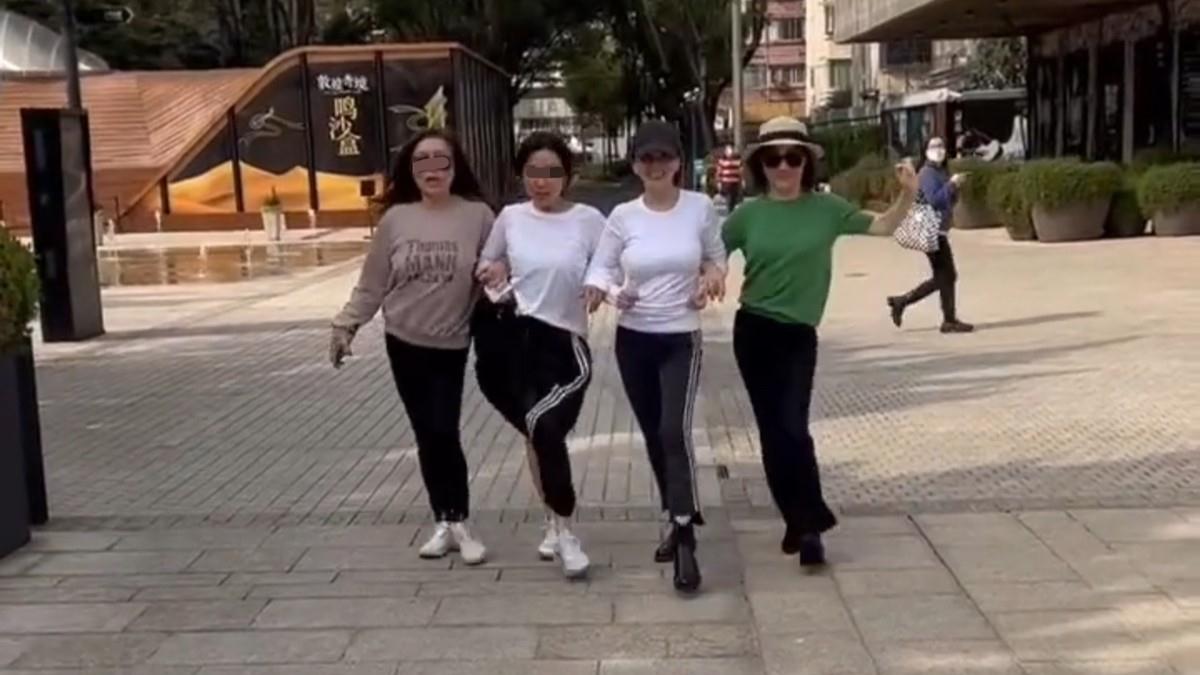 王琳|王琳上海街头热舞，穿紧身衣显露好身材，却因未戴口罩遭质疑？