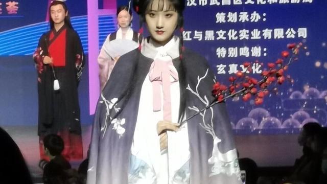 林黛玉|网红穿汉服模仿“林黛玉”，网友：让你模仿，没让你超越