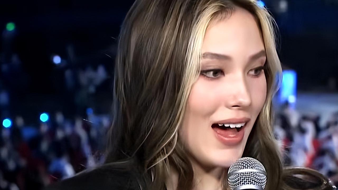 谷爱凌|谷爱凌手扶下巴，苏翊鸣凑近说悄悄话，姐弟情深羡煞旁人