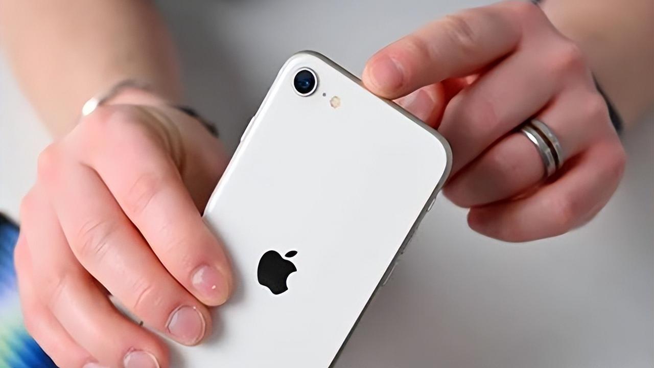 苹果|苹果iPhone SE3跌至“新低价”，到底值不值得入手呢？