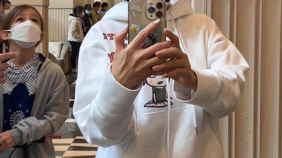 隔离|15位明星居家隔离！刘嘉玲光脚晒太阳，李立群吃剩菜，范湉湉大哭