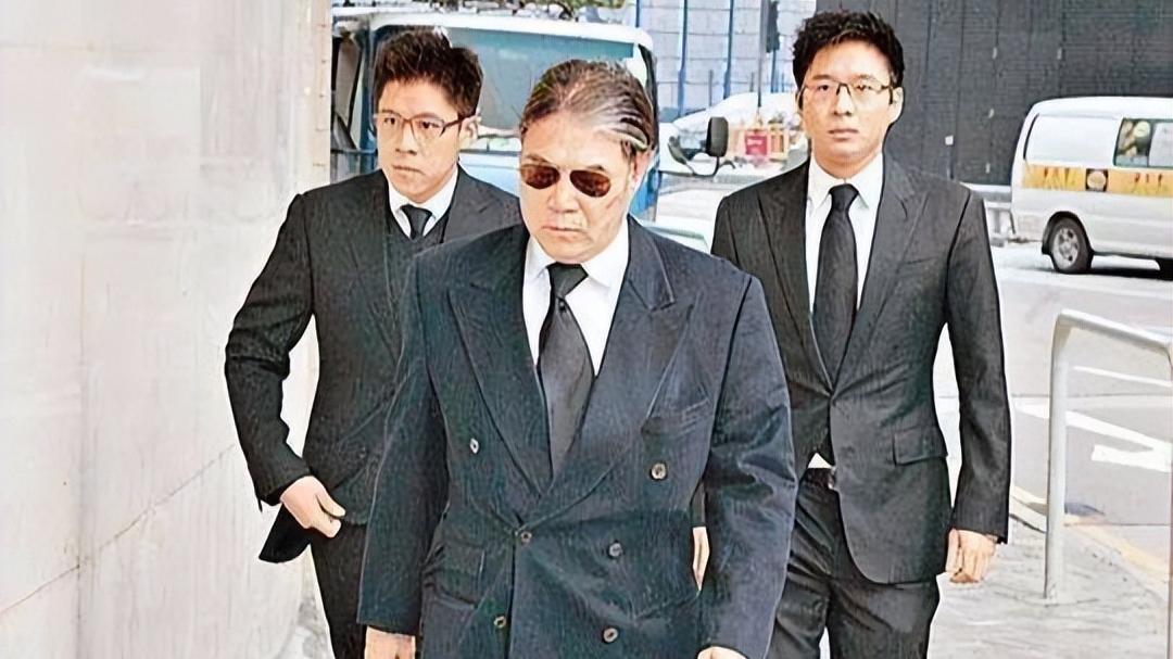 霍启刚|霍震霆分十几亿给弟弟妹妹，霍启刚反成大赢家，扫除从政最后障碍