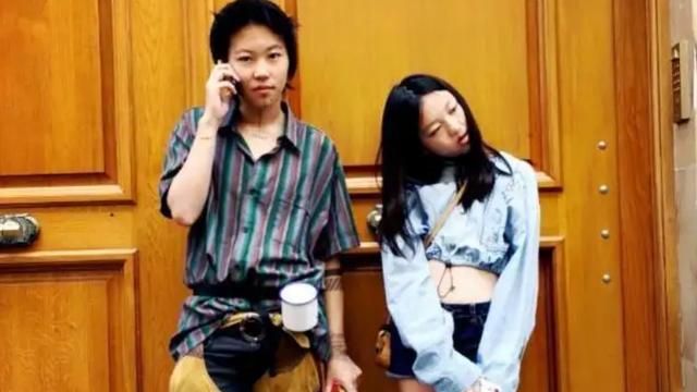 李嫣|爸爸李亚鹏结婚半月后，15岁李嫣晒母女同框油画，衣品比油画抢镜