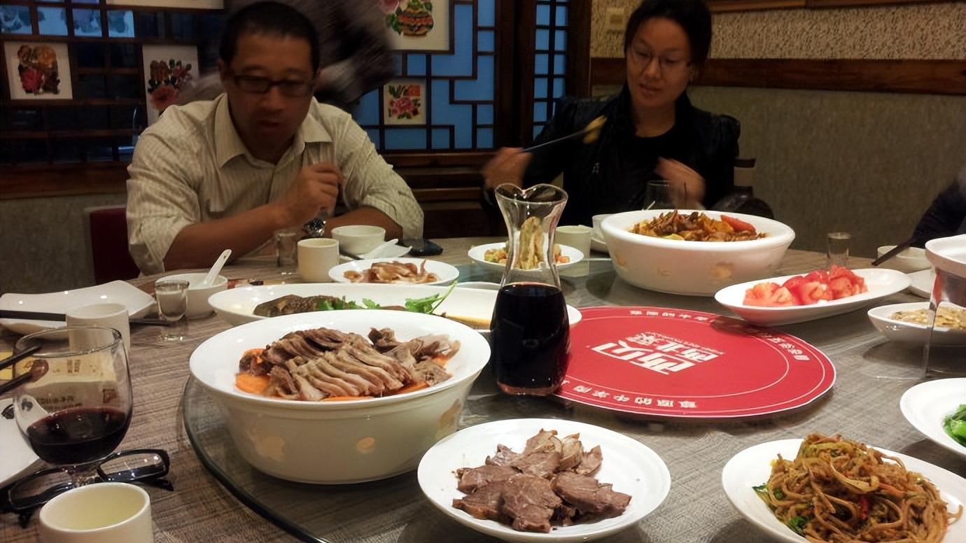 聚餐|单位聚餐，自己开车没喝酒，领导让不喝酒的人开车送同事，咋办？