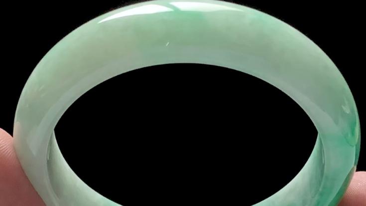 翡翠|购买翡翠时，为什么手里要拿着一个手电筒？不是说灯下不观玉吗？