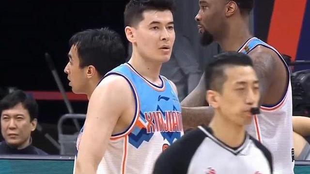 新疆男篮|新疆男篮1分惜败！阿尔斯兰失绝杀，阿的江很失望，季后赛悬了？