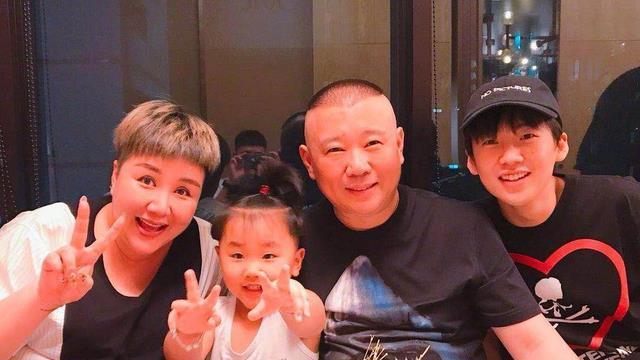 东方卫视|郭德纲一家做核酸被偶遇，妻子打扮得很低调，小儿子的身材吸睛