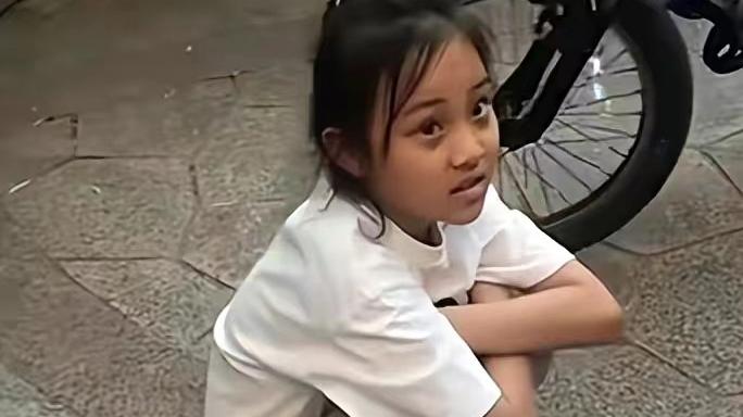 周涛|甜馨比王诗龄更接地气！穿短袖蹲马路边跟妈妈卖东西，生图好水灵