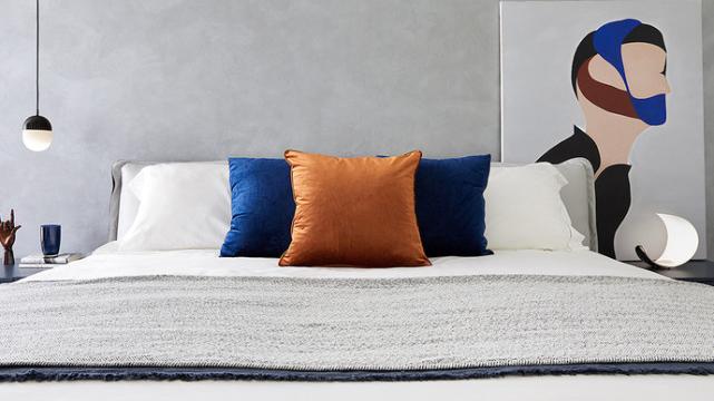 85平现代风二居室，黑白视线缀上明亮色块，呈现艺术空间内涵