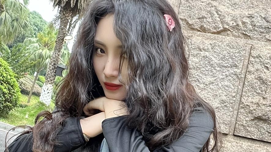 王紫璇|王紫璇穿短上衣炫腹肌！街边迈大步姿势豪迈，卷发及腰盖住上半身