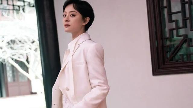 孙俪|孙俪这次下真功夫了，穿翻领小白裙配10公分高跟鞋，气质出众