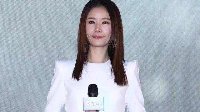 连衣裙 林心如不服老，46岁还挑战性感露背裙，身材挺辣就是脸有点“肿”