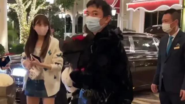 王思聪|王思聪4天换2女友，外套都没来得及换，网友：铁打的规律