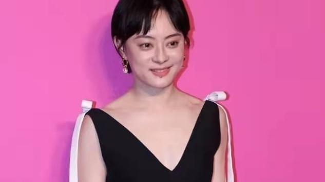 孙俪|吃了身材的亏！孙俪难得放开穿深V，尴尬曲线被关晓彤秒杀太彻底