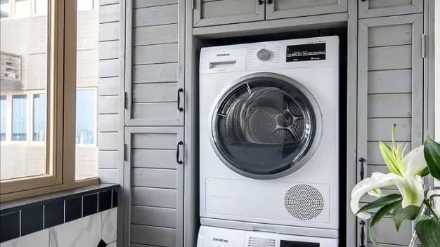 阳台别买洗衣柜，学着这样打一个，不仅实用，颜值还提高一倍