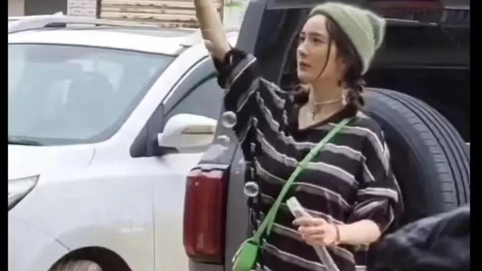 杨幂|穿上万元雨靴的杨幂 玩5块钱的泡泡不小心暴露了真实颜值