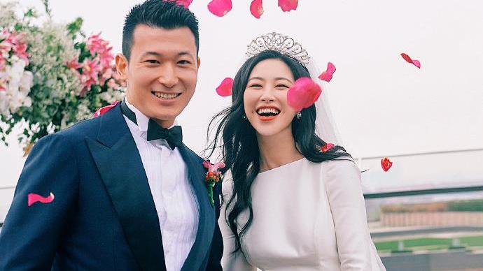 朱珠|女星朱珠为老公庆生，晒“头贴头”夫妻合照，傲人身材成关注焦点