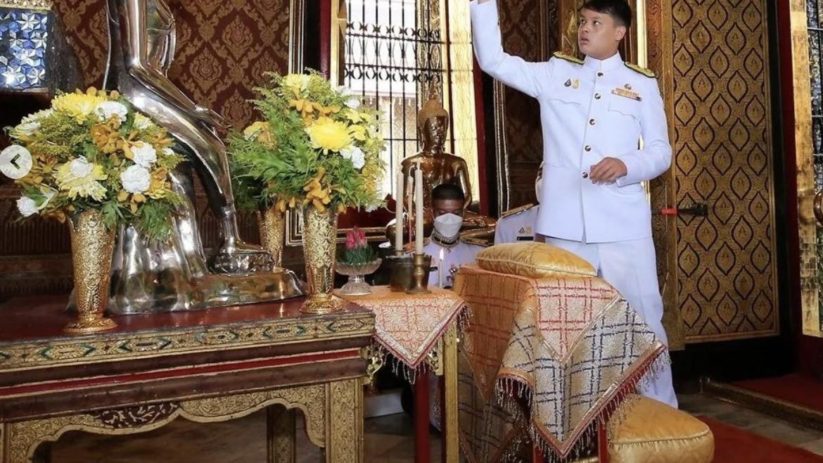 苏提达|泰王的儿子女儿齐亮相！大公主挽着提帮功太有爱，小公主只顾臭美