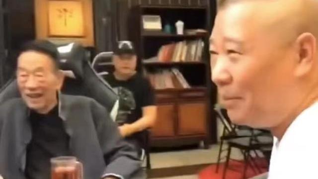 郭德纲|郭德纲独自探望90岁杨少华，低头弯腰态度谦卑，杨议只剩吞云吐雾