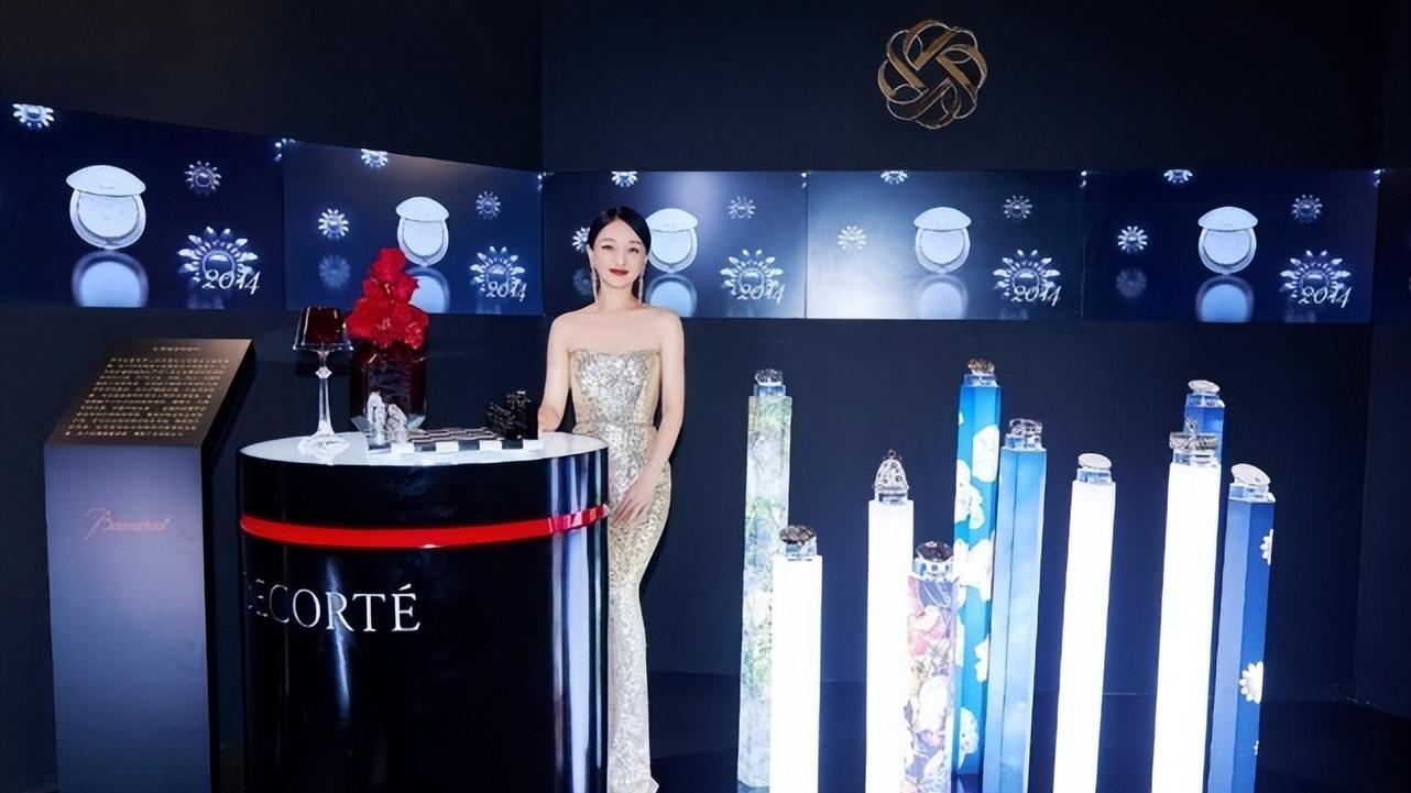 周迅|周迅终于有了新物料！最新广告造型封神，穿白色礼服优雅到骨子里