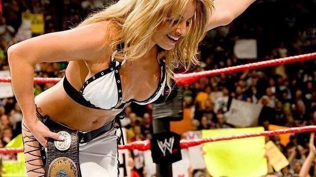 wwe|加拿大“摔跤天后”不当花瓶，健身模特出道，问鼎七届WWE冠军
