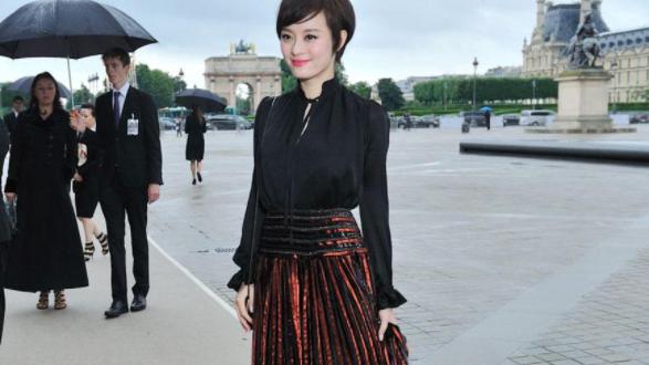 |孙俪国外看秀打扮高级，黑衬衫配高腰裙飒气干练，不戴珠宝也贵气