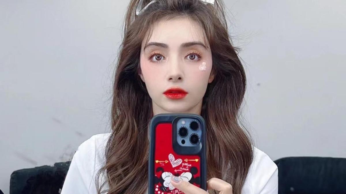 麦迪娜·买买提|辣妈麦迪娜晒性感美照！穿短裙后背火罐印明显，一双美腿又长又白