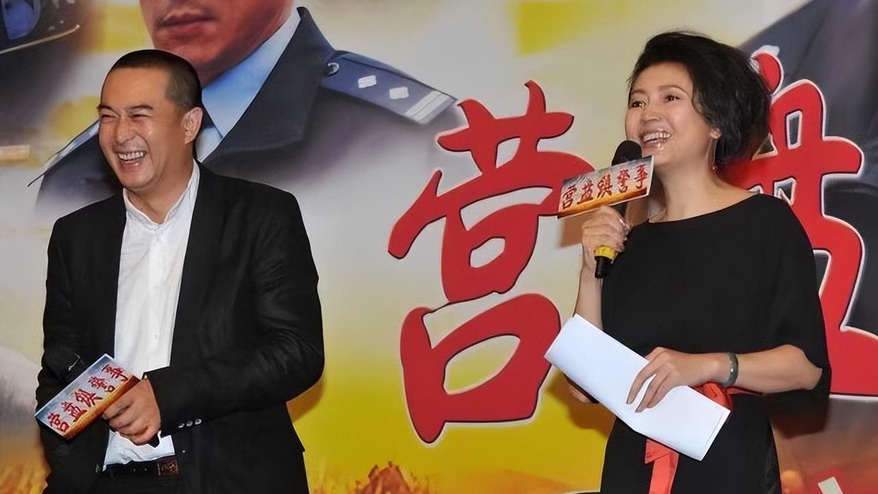 腰带 王小丫这造型有点浮夸了！发型外扩惨变大饼脸，大红腰带更突兀