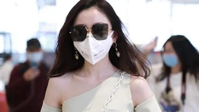 张天爱|张天爱身材好就是敢穿，上衣像碎布拼接出来的，这才是真正的少女感