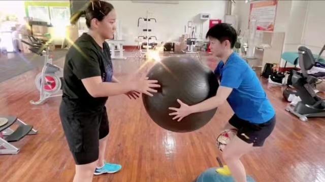 王曼昱|彼此成就！孙颖莎王曼昱女双世界排名第一，休假期也停不下来