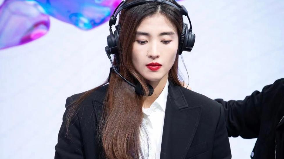 赵丽娜|高颜值女足球员要变网红！天天晒大长腿，网友神评：把门守好