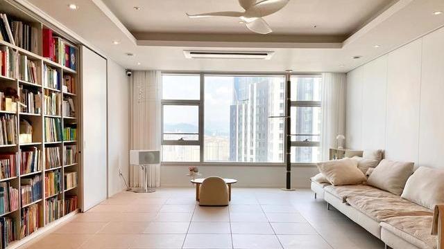 156把客厅当作中心，简单摆放2件家具，宽敞空旷从孩子需求出发