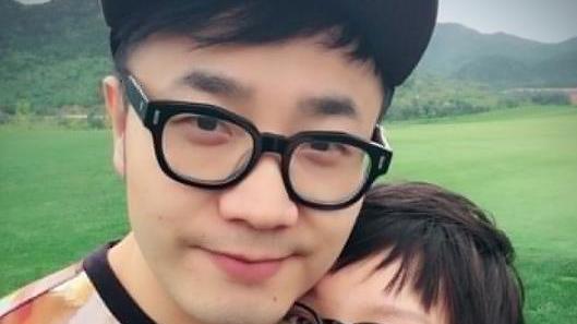 王铮亮晒出自己的家，装修朴素像普通家庭，连刘涛都喜欢上门做客