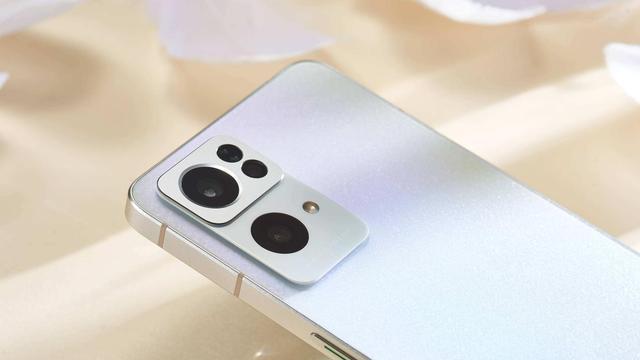 OPPO|OPPOReno8传来新消息，将12+512G拉低至3299，红米又添对手