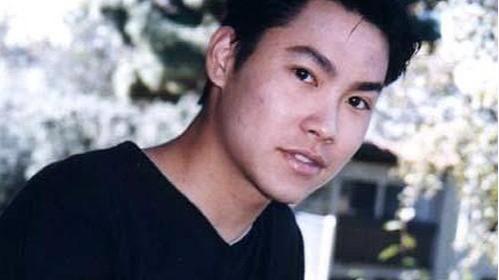 周杰伦|19岁被陷害入狱，23岁母亲怀中离世，25岁靠遗作击败周杰伦