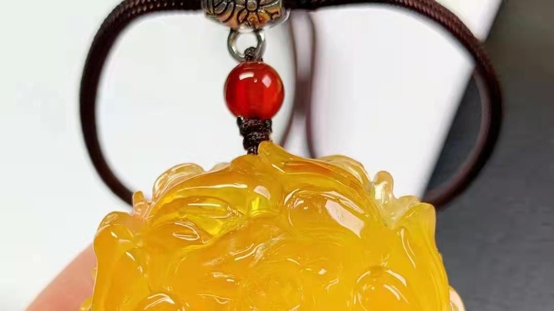 黄蜜蜡|蜜蜡是鸡油黄好还是鸡油红好呢？