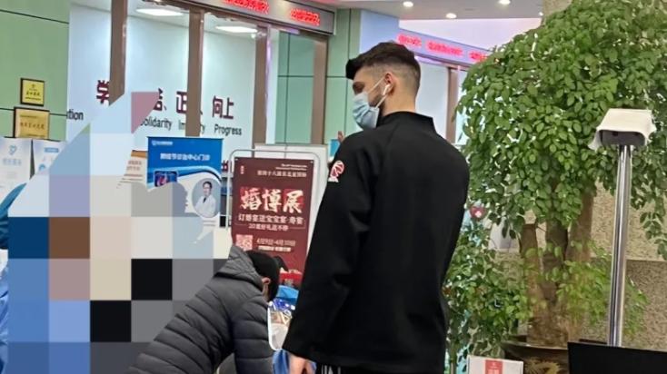 刘维伟|刘维伟难受了！拉科塞维奇现医院，膝盖仍未痊愈，颜值情商惹人爱