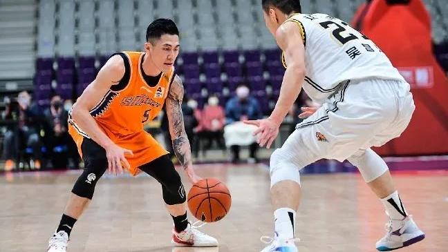广东男篮|CBA最新排名！三足鼎立争榜首，广东输球入下半区，北控因祸得福