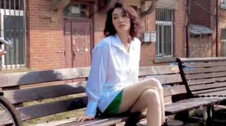 李小冉|李小冉近照曝光，现身街头拍照，穿着休闲状态超好