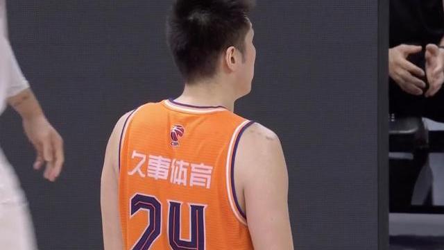任骏威|1节5犯，2节6犯罚下！任骏威退场打乱上海争冠计划，李春江黑脸
