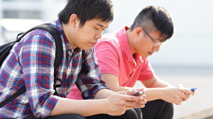 |总喜欢在睡前关灯玩手机的人，不用多久，就会“落下”6个毛病