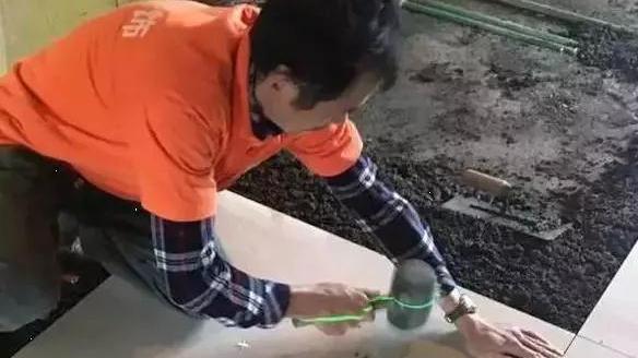 淋浴房地面别再贴瓷砖了，做“拉槽”是很好的，下水速度快十倍