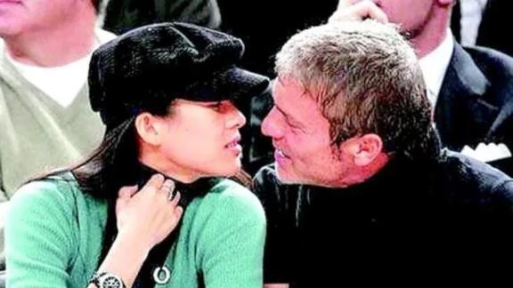 章子怡|章子怡与国外男友在沙滩嬉戏，网友直呼过瘾：没想到女神也有这么豪放的一面？