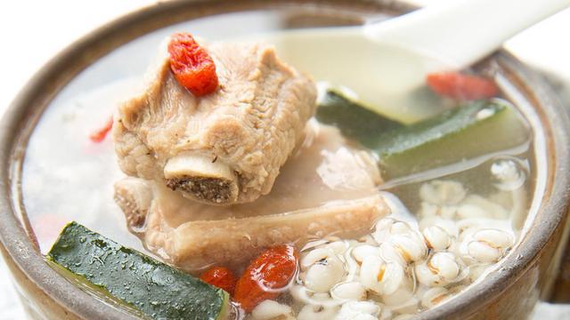 |元旦餐桌上，应该先喝汤，还是先吃饭？