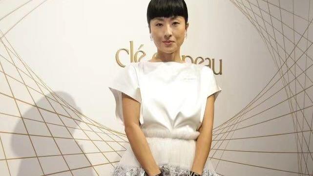 梁洛施|陈奕迅爱妻与梁洛施同框，“火烈鸟”造型太滑稽，阔太赢得太轻松