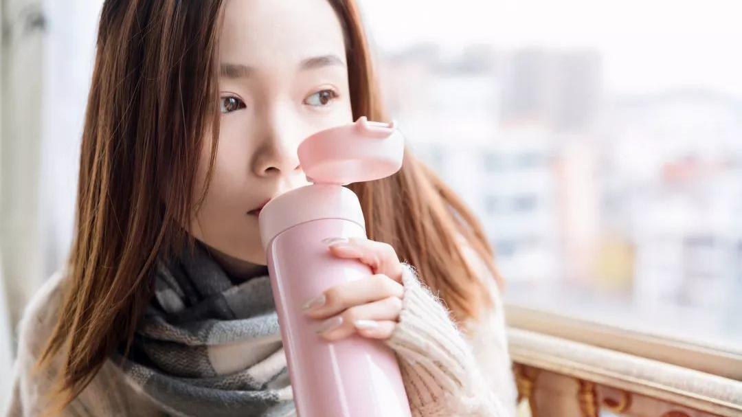 “夺命保温杯”屡次遭央视曝光，热水变“毒水”？大家可得注意着