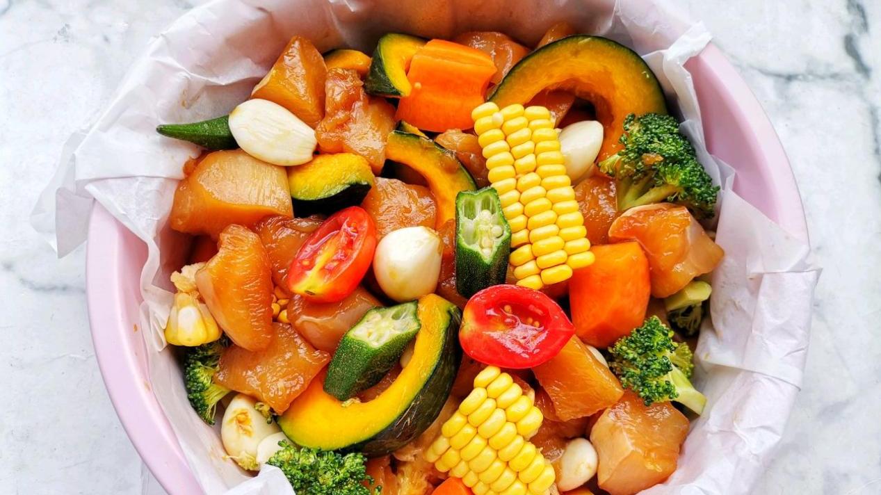 穿衣搭配 鸡胸肉烤时蔬，荤素搭配营养高，低脂低卡又美味，简单零失败